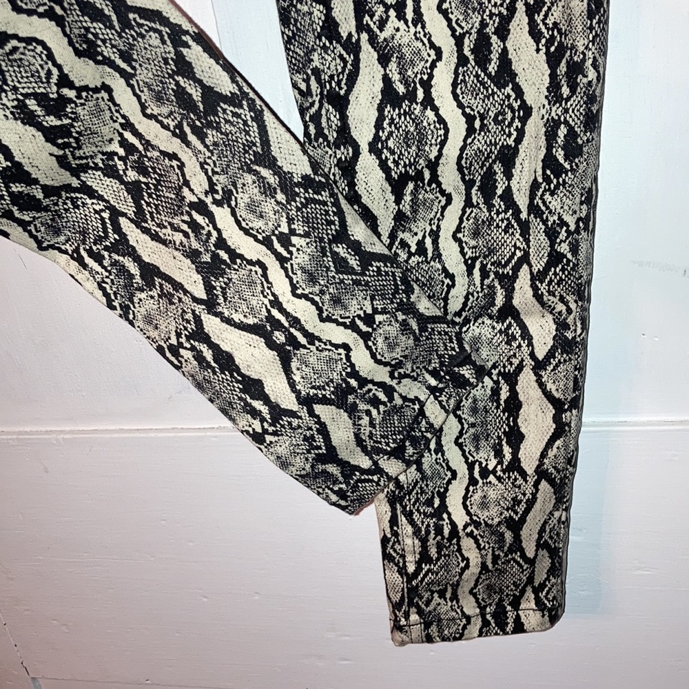 NWOT Snakeskin Print Wild Fable Skinny Jeggings Black & Cream Denim Size 2 - Picture 5 of 7